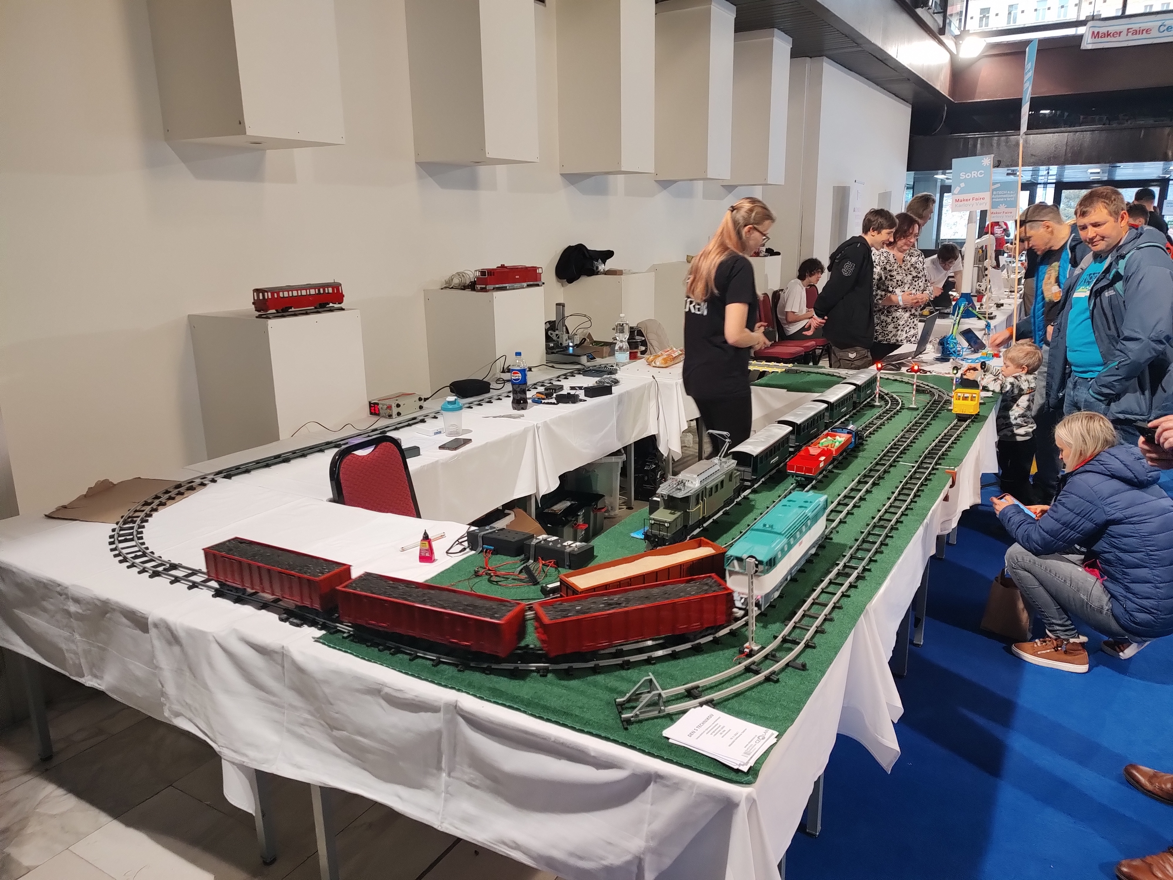 První veřejná prezentace kolejiště v celku s elektronickými přestavníky a řízením souprav pomocí RC ovládání, Maker Faire Karlovy Vary 2026